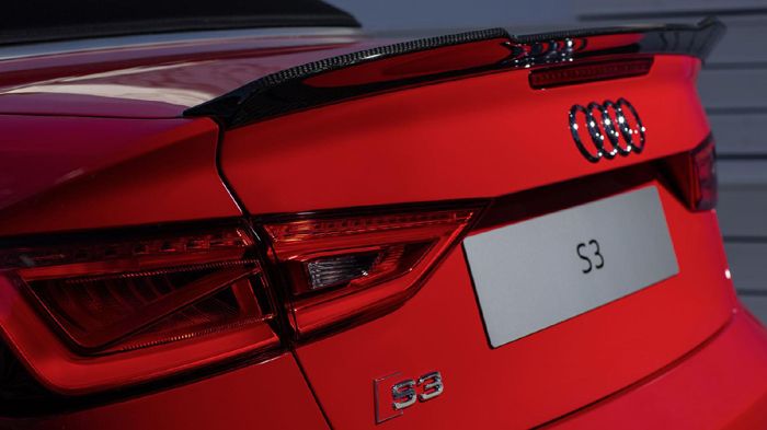 Στο Audi S3 Cabriolet τοποθετήθηκαν ανθρακονήματα στο πίσω σπόιλερ και στα καπάκια των εξωτερικών καθρεπτών.